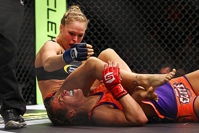 Rousey và những tháng ngày khổ luyện MMA
Khoảnh khắc đẹp về "nữ hoàng bẻ tay"
Nhà vô địch UFC nữ bẻ gãy tay đối thủ trên sàn
UFC 157: "Kiều nữ" lại thắng nhờ bẻ tay
UFC 157: “Kiều nữ” đấu “Nữ binh cơ bắp”
